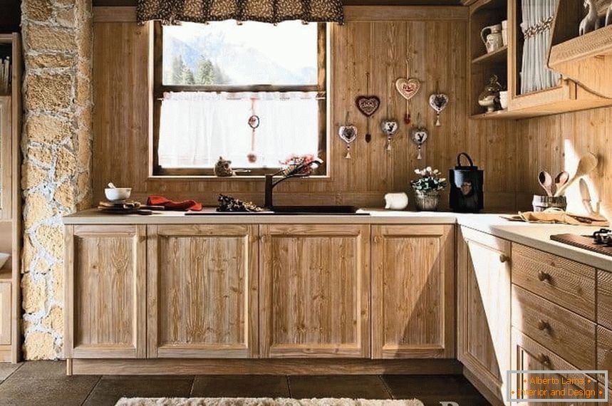 Cozinha em estilo ecológico com um avental de madeira