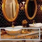 Espelhos no banheiro com folha de ouro