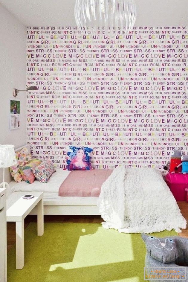 Papel de parede colorido no quarto da menina