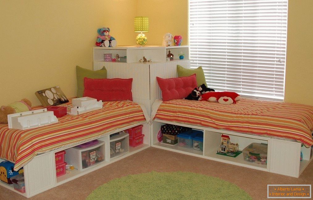 Área de dormir в детской для двух мальчиков