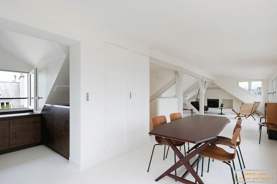 Apartamento de dois níveis em estilo minimalista