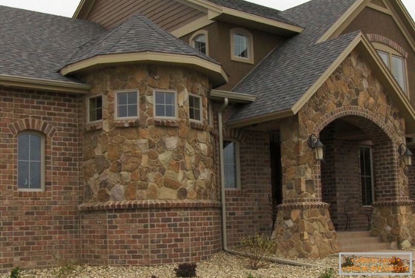 Casa com uma fachada de pedra natural