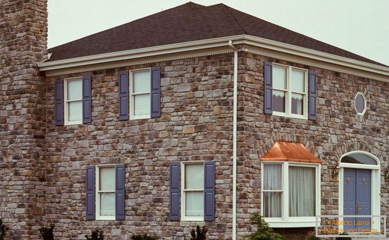 Casa com uma fachada de azulejos