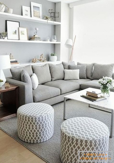 Sala de estar em tons de cinza em combinação com branco