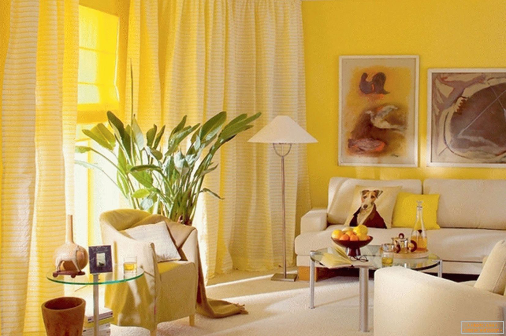 A sala de estar solar é amarela