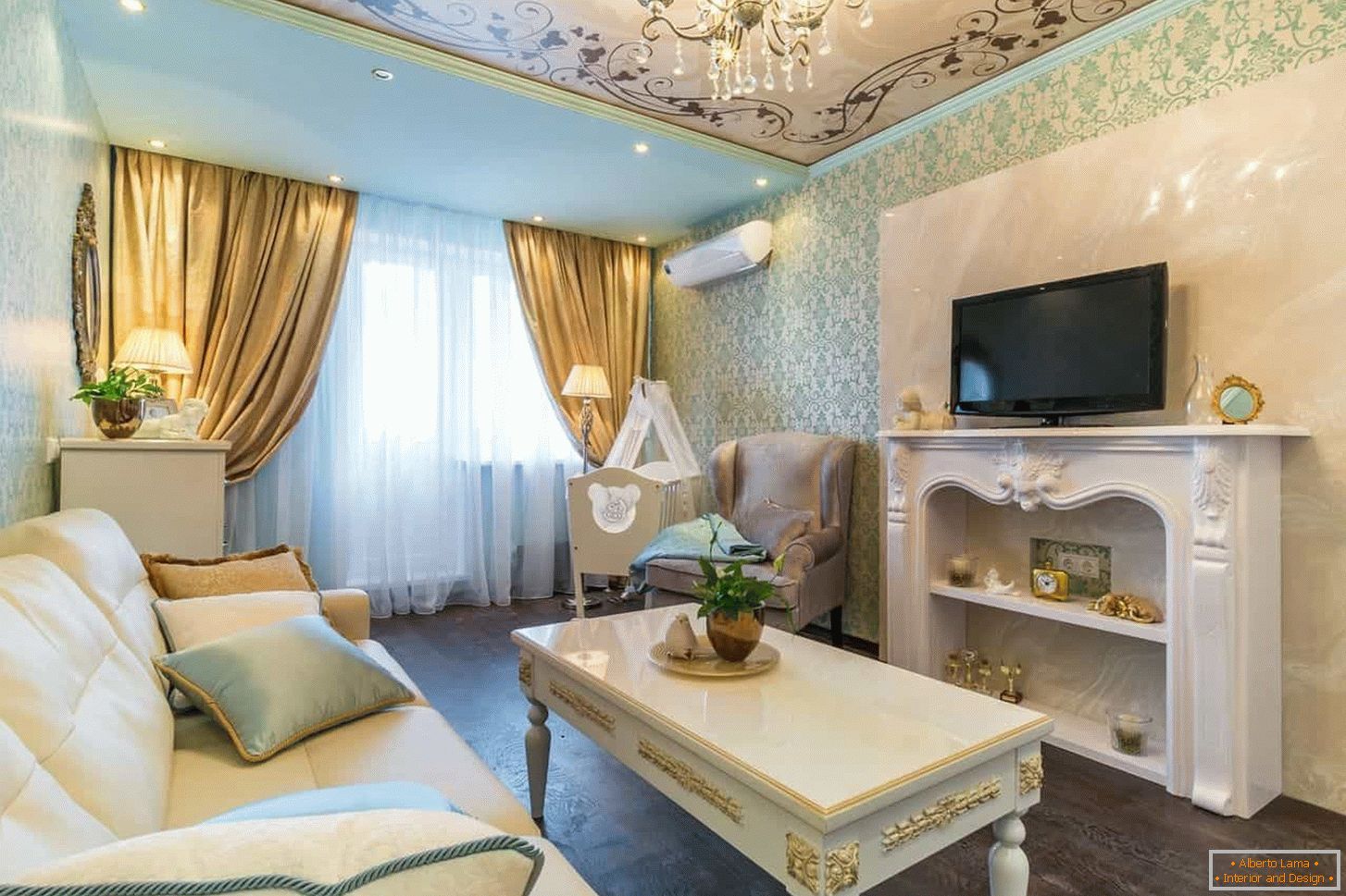 Sala de estar em estilo clássico com acabamento em ouro, ornamento do teto