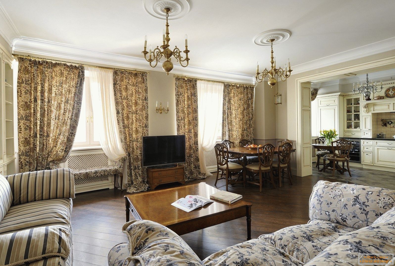 Sala de estar em estilo clássico com duas janelas