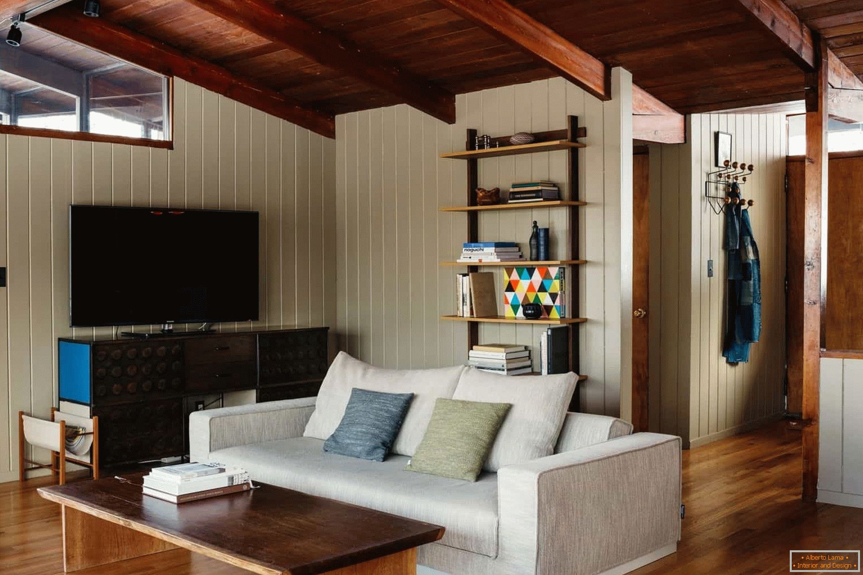 Exemplo de uma sala de estar em uma casa de madeira