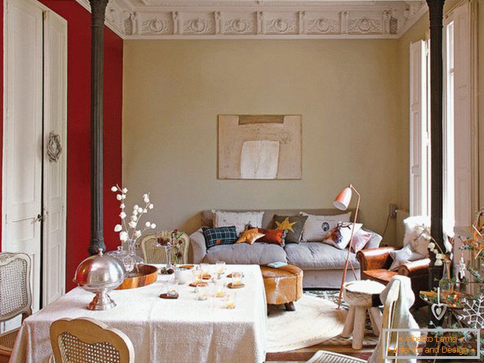 Elegante sala de estar no estilo do ecletismo decorado com travesseiros bonitos. Para a decoração de ano novo da sala, o dono da casa escolheu um abeto interessante com ornamentos elegantes.