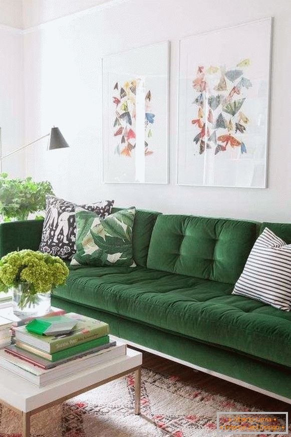 Sofá de veludo verde no interior da sala de estar - foto