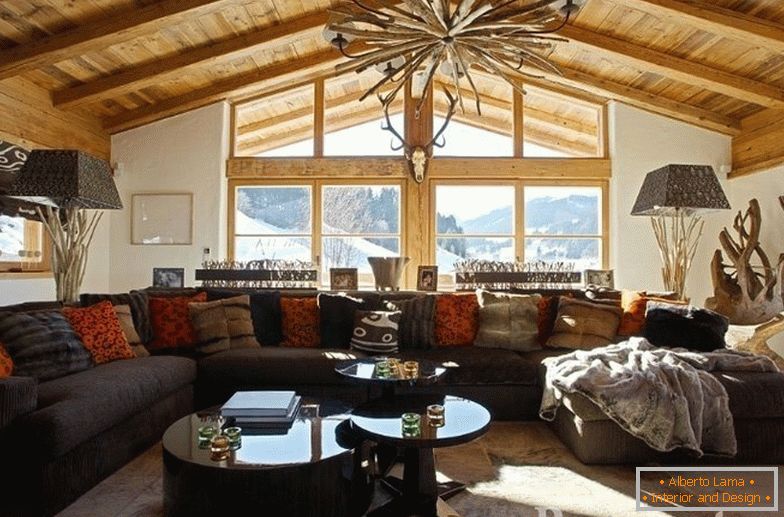 Interior com teto de madeira