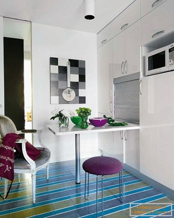 Design simples de uma pequena cozinha em um apartamento moderno