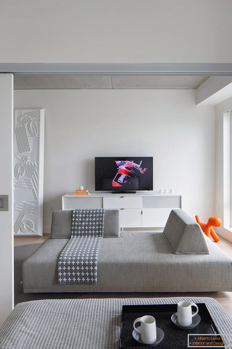 Design de interiores de um pequeno apartamento em tons de cinza