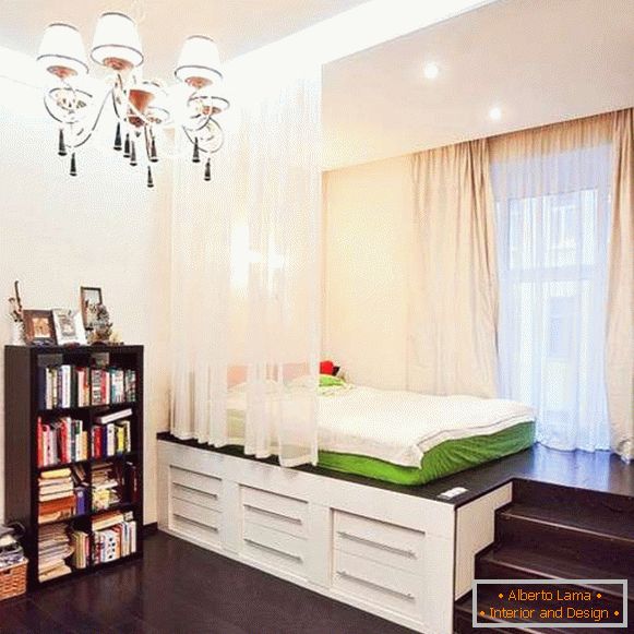 Design de interiores de um pequeno apartamento com um quarto separado