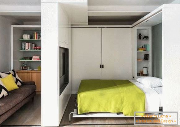 Transformador de móveis e divisórias no interior de um apartamento de um quarto
