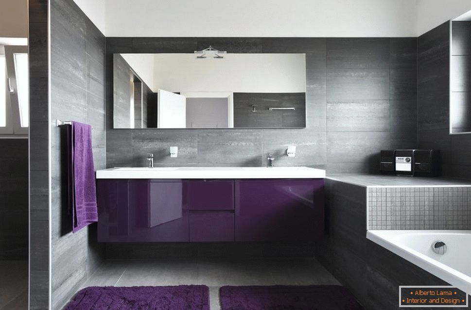 A combinação de marrom e roxo na decoração do banheiro