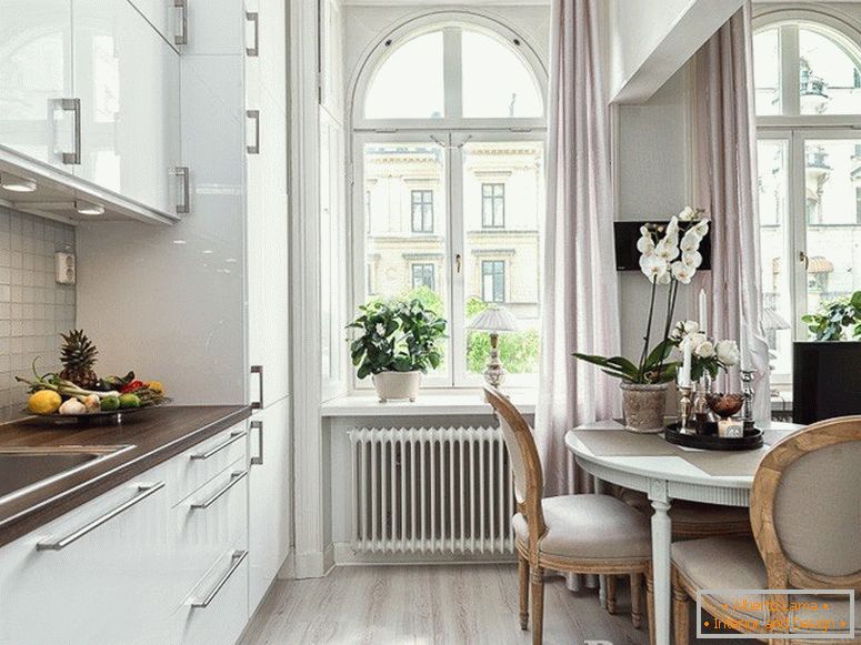 Cozinha moderna em um interior clássico