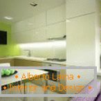 Móveis brancos e paredes verde-claras na cozinha