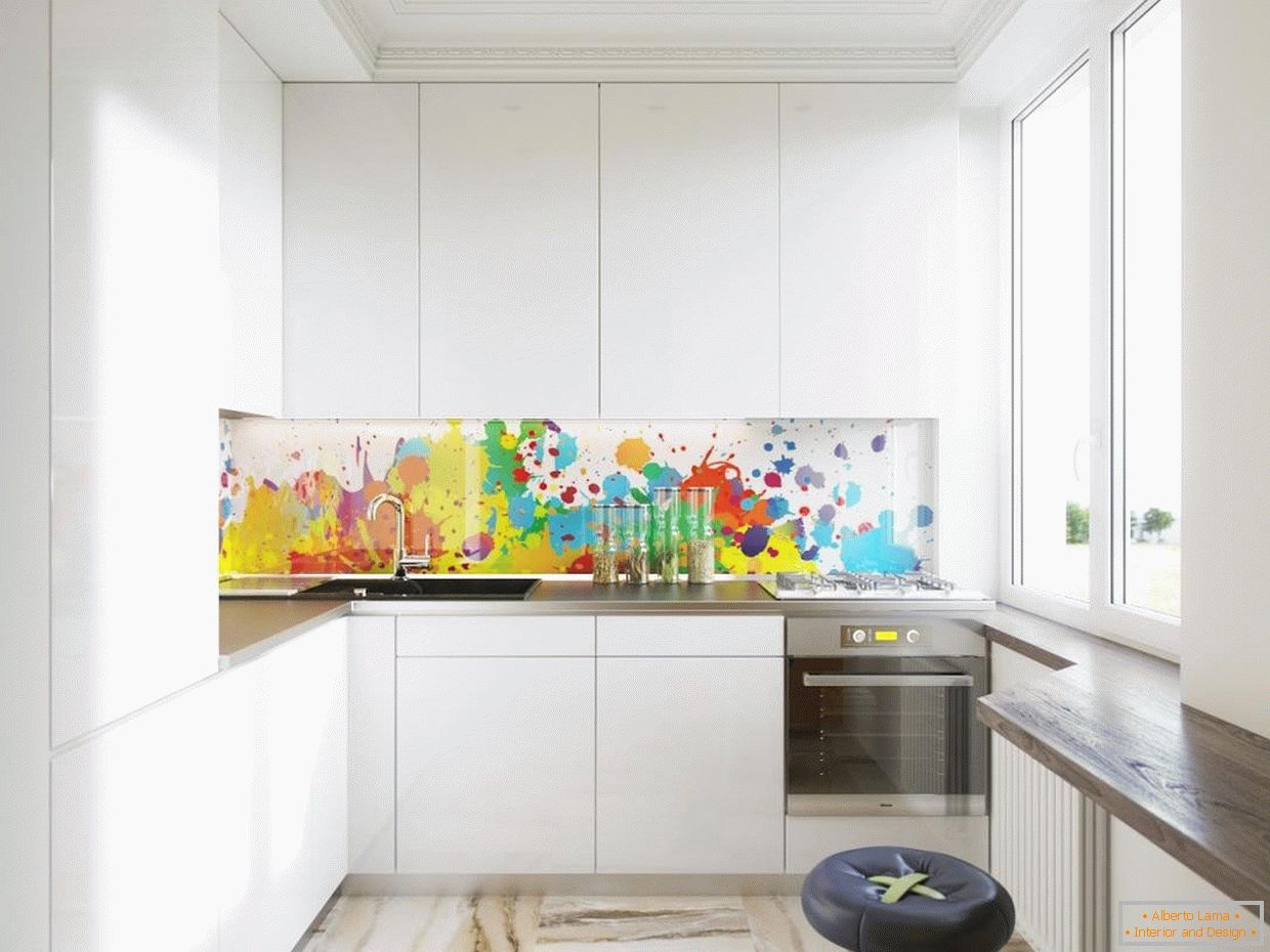 Um avental de vidro colorido em uma cozinha branca