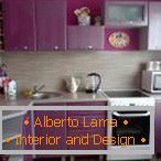 Cozinha com interior violeta