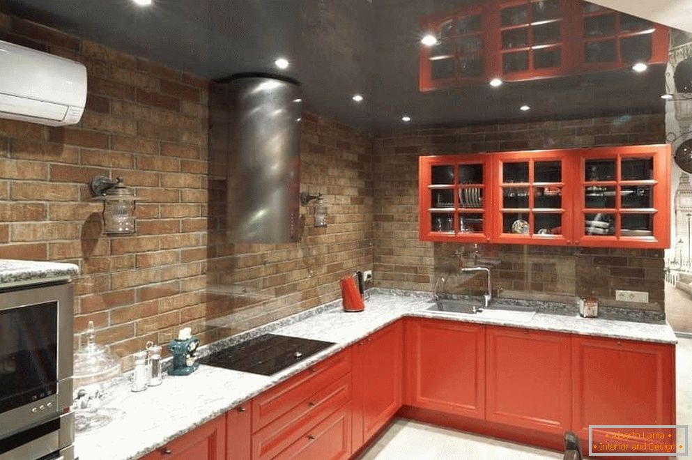 Cozinha de canto em vermelho sem armários superiores acima da superfície de trabalho
