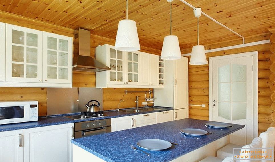 Interior moderno da cozinha na casa de campo