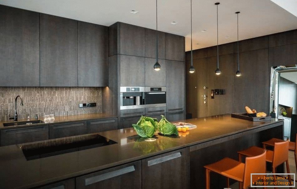 Cozinha em estilo high-tech em cor escura
