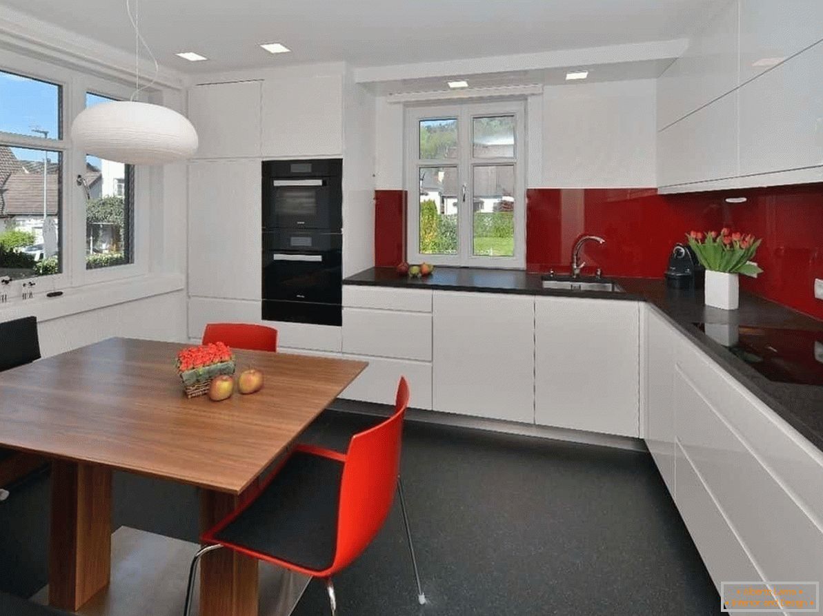 Teto branco fosco irá expandir o espaço de pequenas cozinhas em estilo high-tech