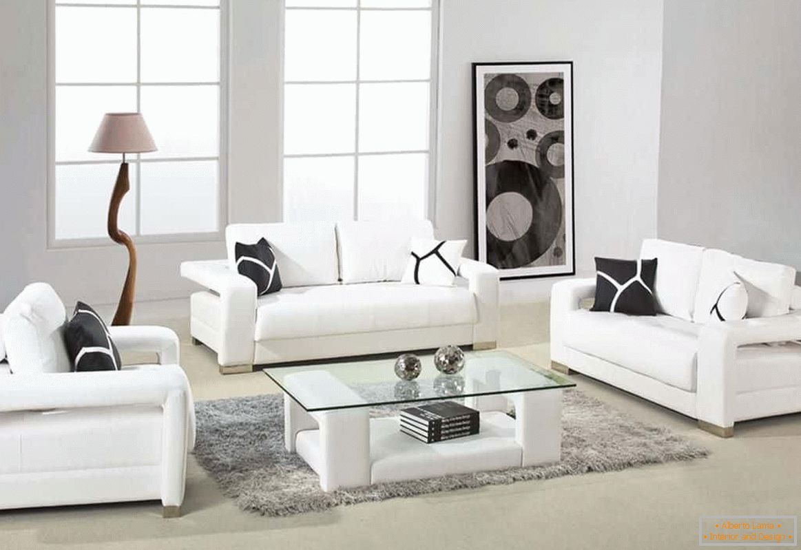 Sala de estar quadrada brilhante com mobília branca