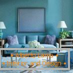 Sofá com almofadas azuis
