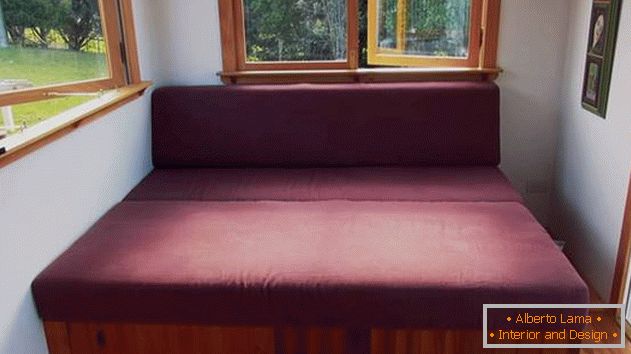 Projeto de uma pequena casa particular: sofá с передвижными ящиками для хранения