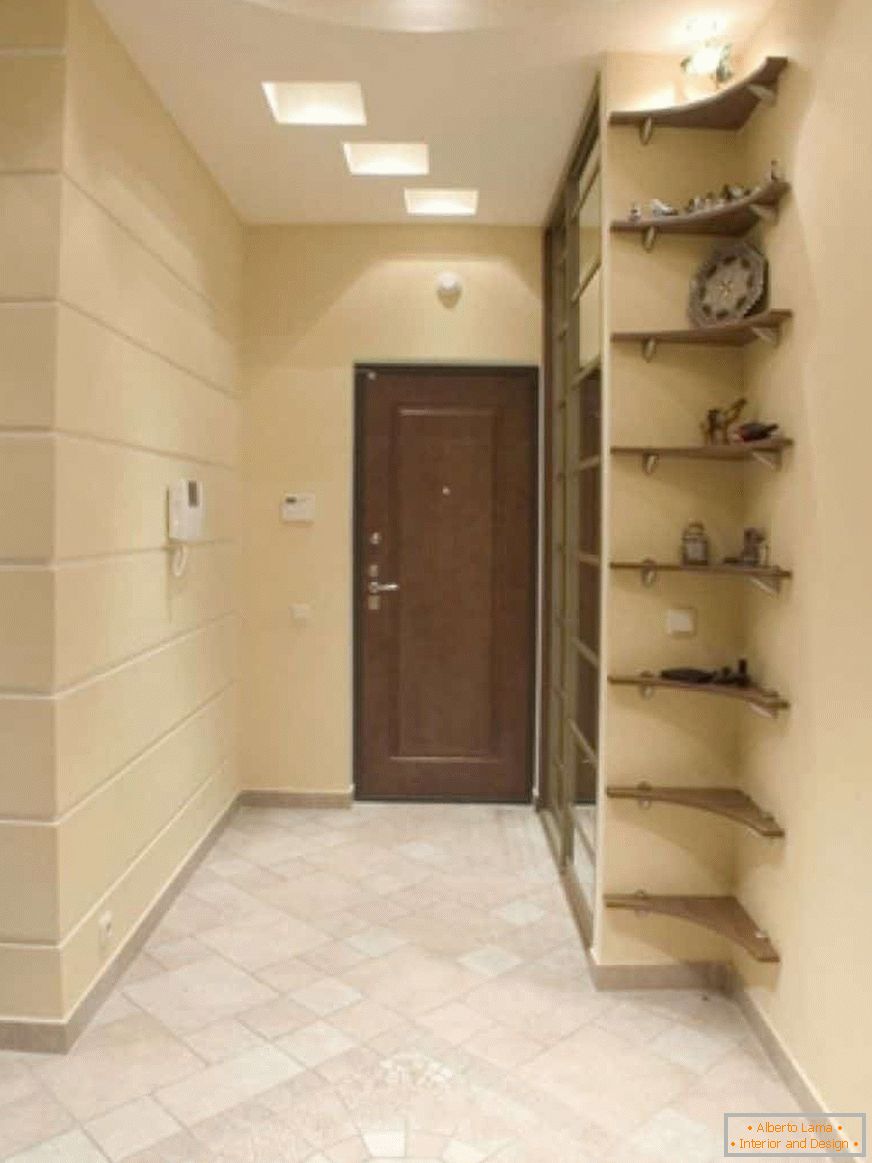 Um pequeno corredor no apartamento com um armário