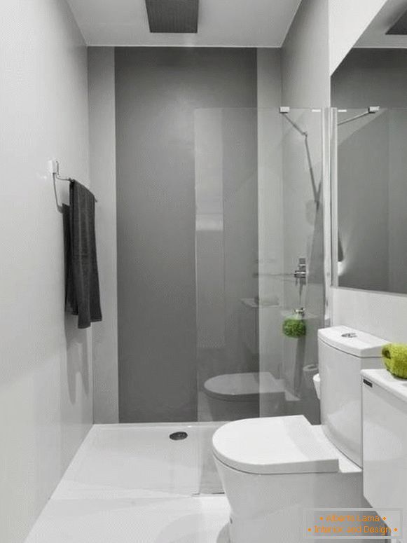 Pequeno banheiro combinado - foto em tons de branco