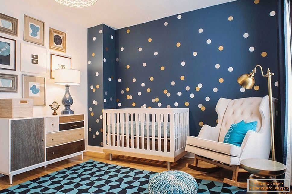 Quarto de decoração para uma criança com paredes azuis