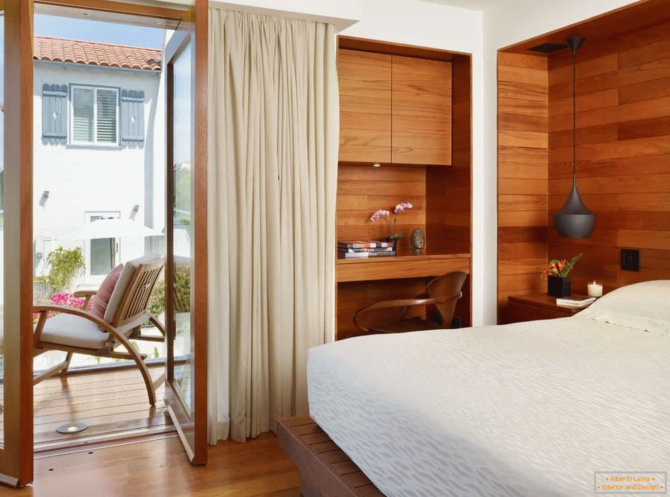 Pequeno quarto com um acabamento de parede de madeira