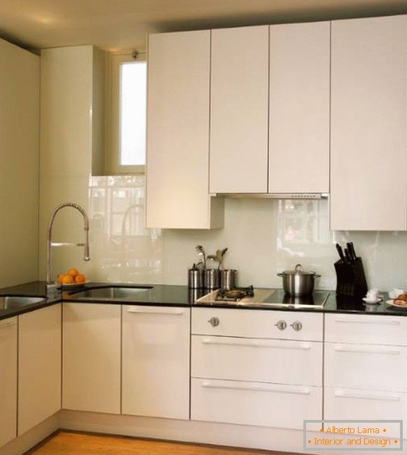 Design moderno de uma pequena cozinha na cor branca