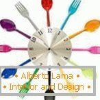 Relógio com colheres e garfos coloridos