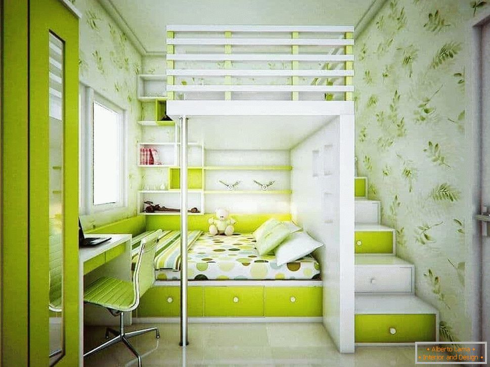Lugar de dormir para os pais com uma criança em um apartamento de um quarto