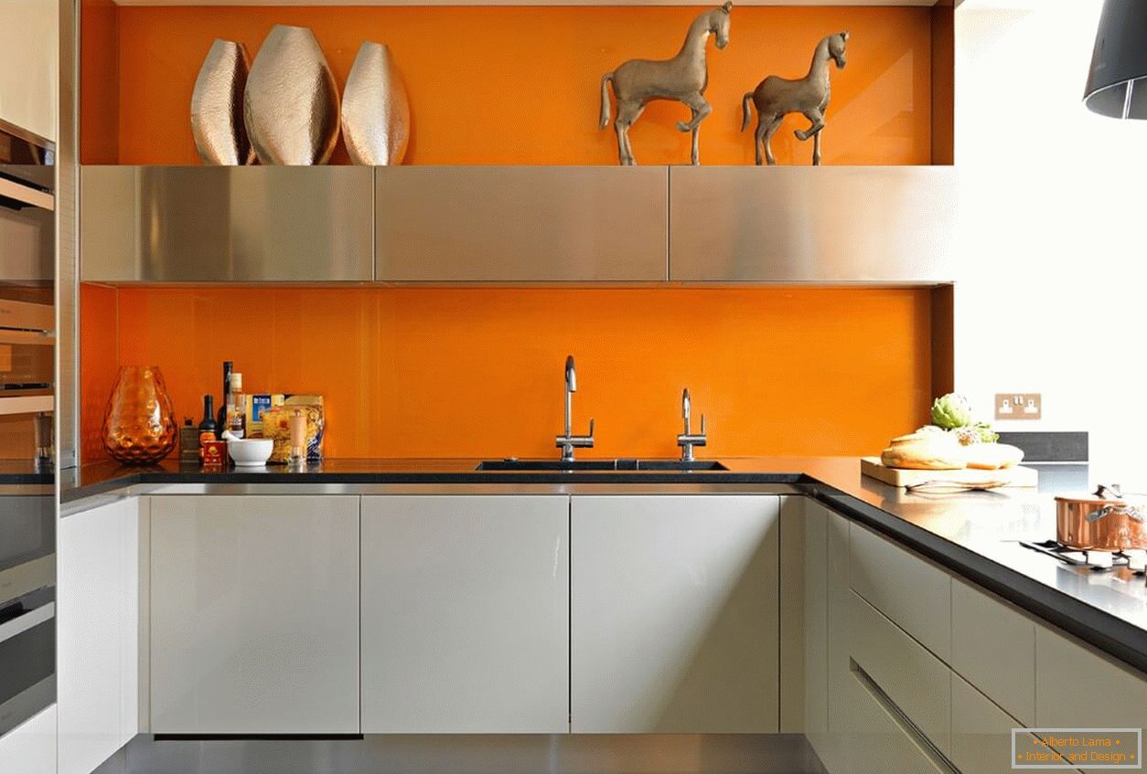 Avental laranja na cozinha