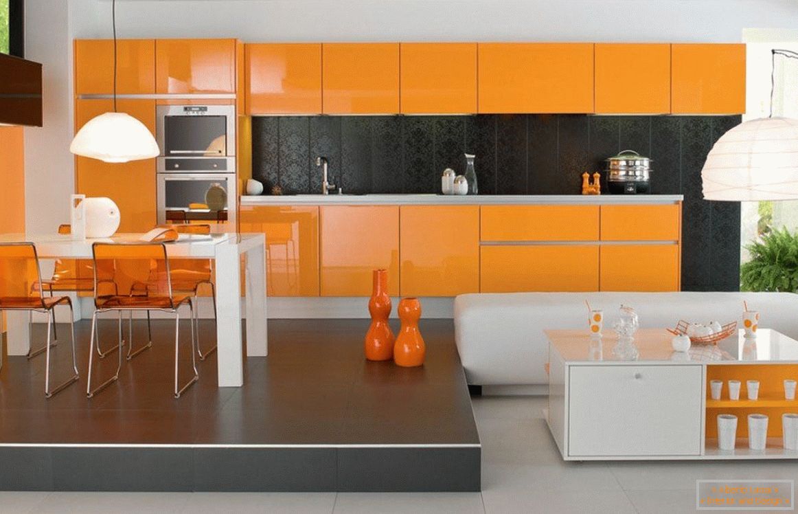 Avental preto na cozinha laranja
