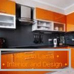 Avental preto liso na cozinha laranja