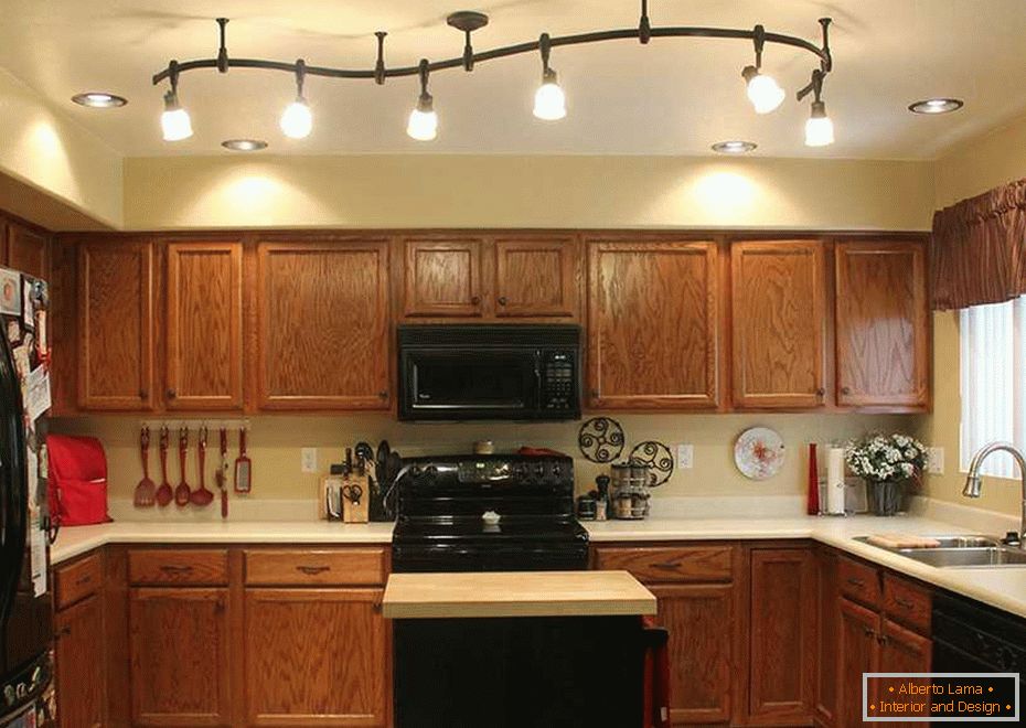 Iluminação из люстры и светильников в интерьере кухни