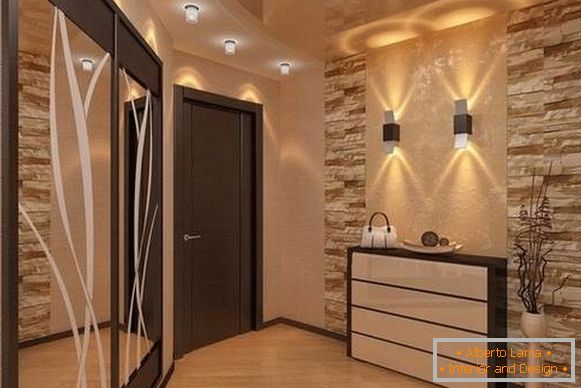 Design chique de um pequeno corredor em uma casa privada no estilo de luxo