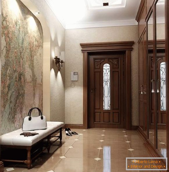 Belo design do corredor em uma casa particular em estilo clássico