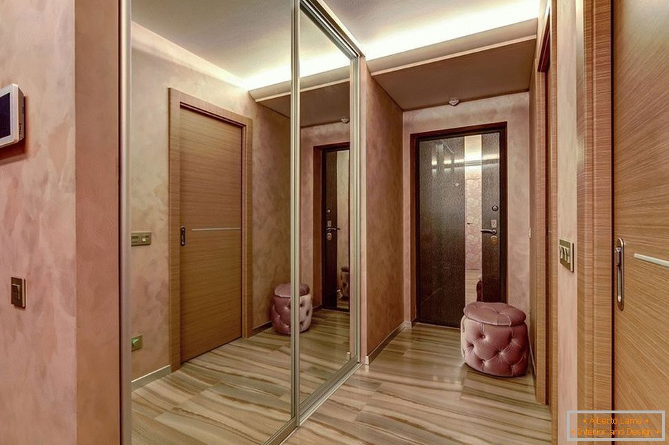 Armário de espelho no corredor