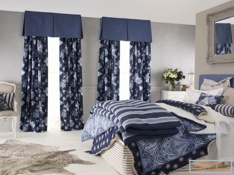 A combinação da cor das cortinas e tecidos no quarto