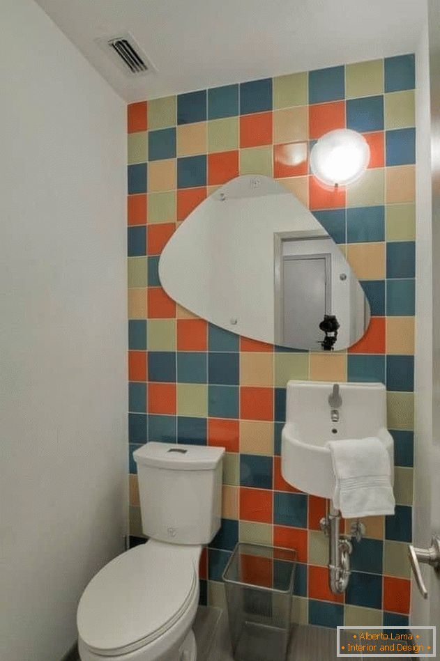 WC pequeno com azulejos brilhantes e paredes pintadas