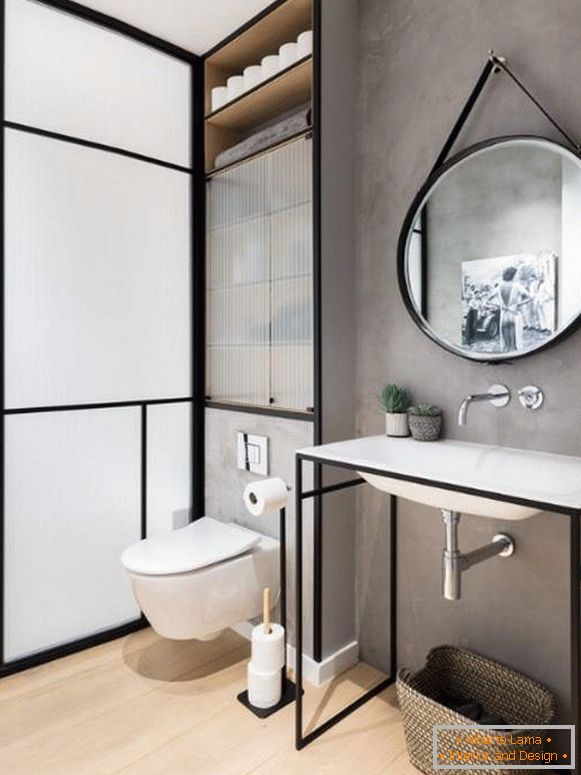 Loft interior de banheiro - foto com um armário acima do vaso sanitário
