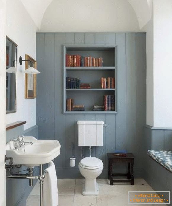 Design bonito banheiro com um armário acima do banheiro em uma casa particular