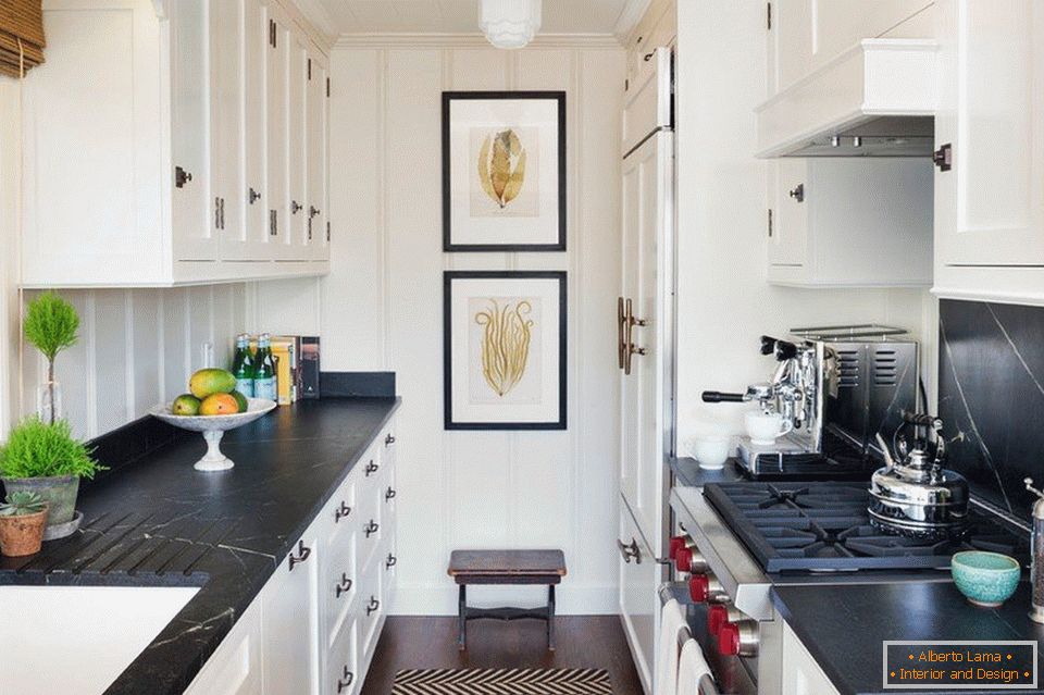 Uma longa cozinha com tampo de mesa preto